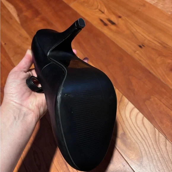 Journee Collection Black T-Strap Heels - Picture 6 of 7